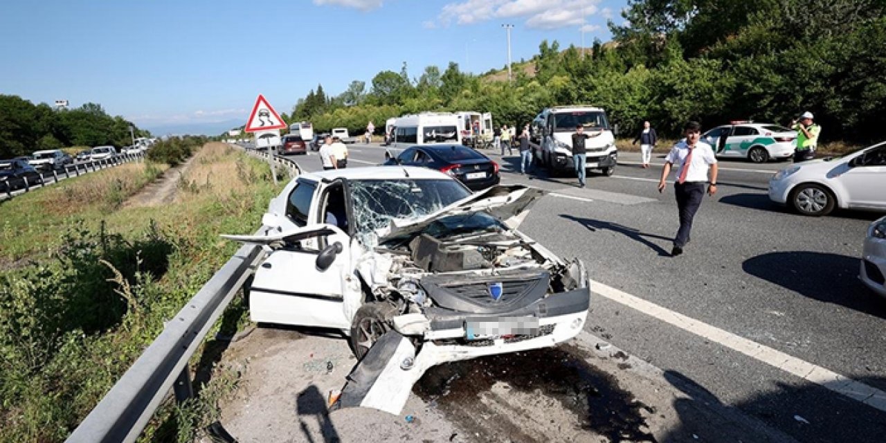 Anadolu Otoyolu'nda otobüs ve 4 araç birbirine girdi: 13 yaralı