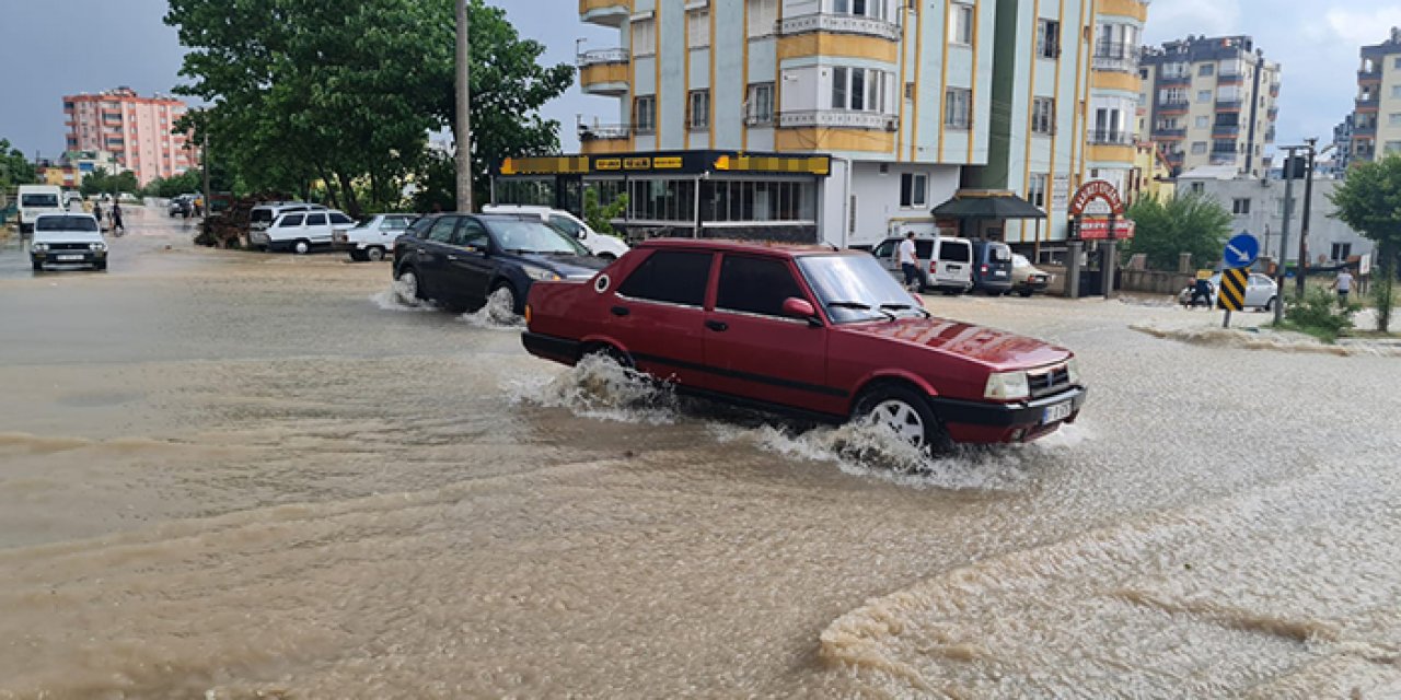 Osmaniye'yi sağanak vurdu: Sokaklar suyla doldu