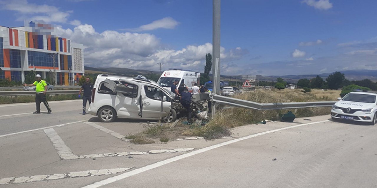 Otomobil bariyerlere saplandı: 5 yaralı