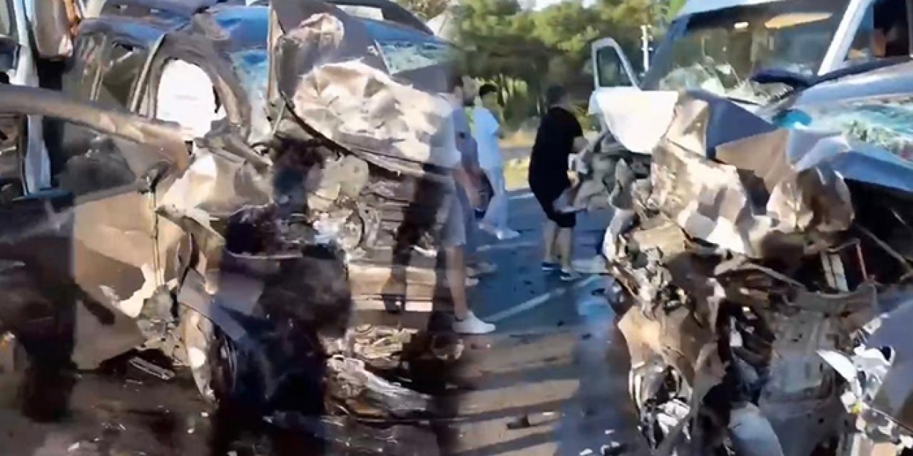 Minibüsle otomobil kafa kafaya çarpıştı: 4 ölü 21 yaralı