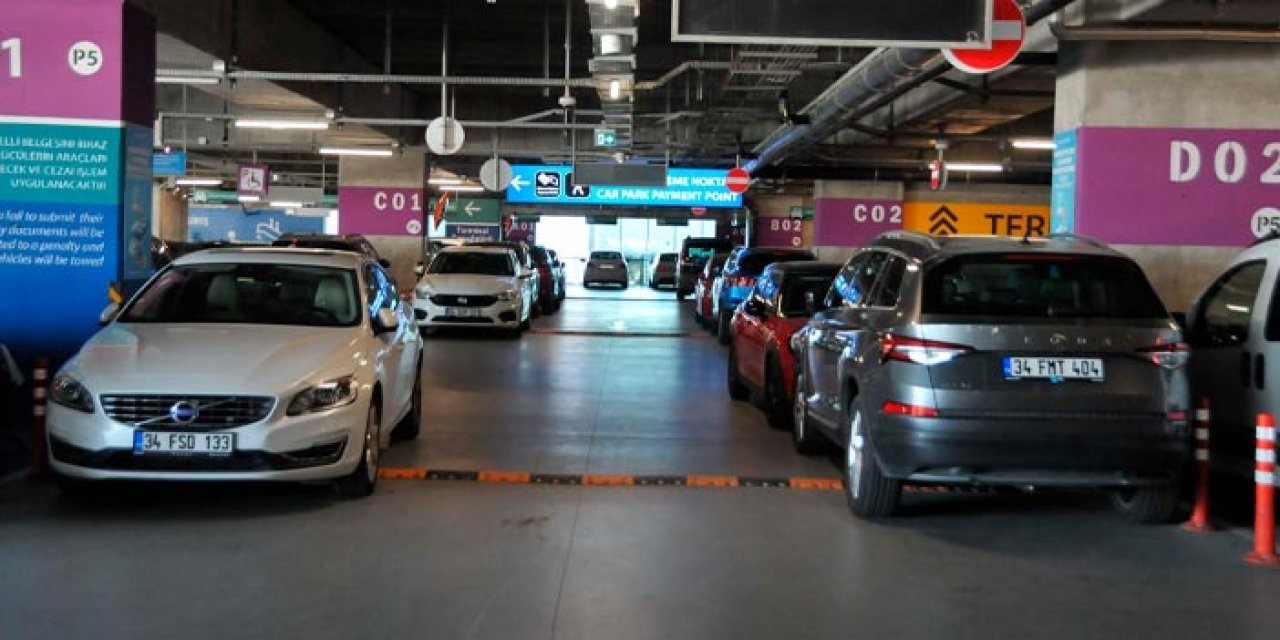 Tatil dönüşü yoğunluk! İstanbul Havalimanı otoparkında yer kalmadı