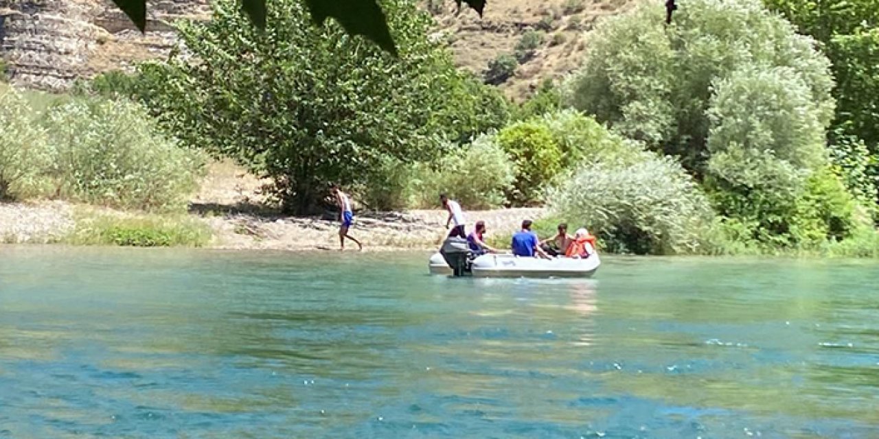 Baraj kapakları açılınca nehir kıyısında mahsur kaldılar