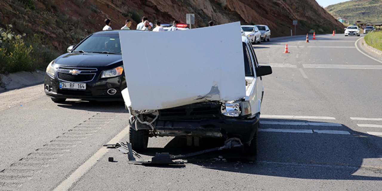 Sivas'ta 2 otomobil çarpıştı: 3 yaralı