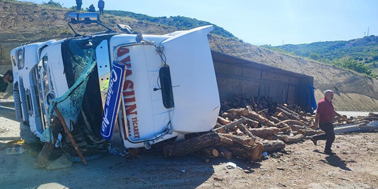 Devrilen TIR'ın sürücüsü yaşamını yitirdi
