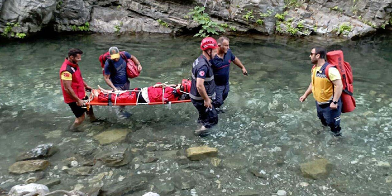 Kayalıklardan kanyona düştü: Bacağı kırıldı