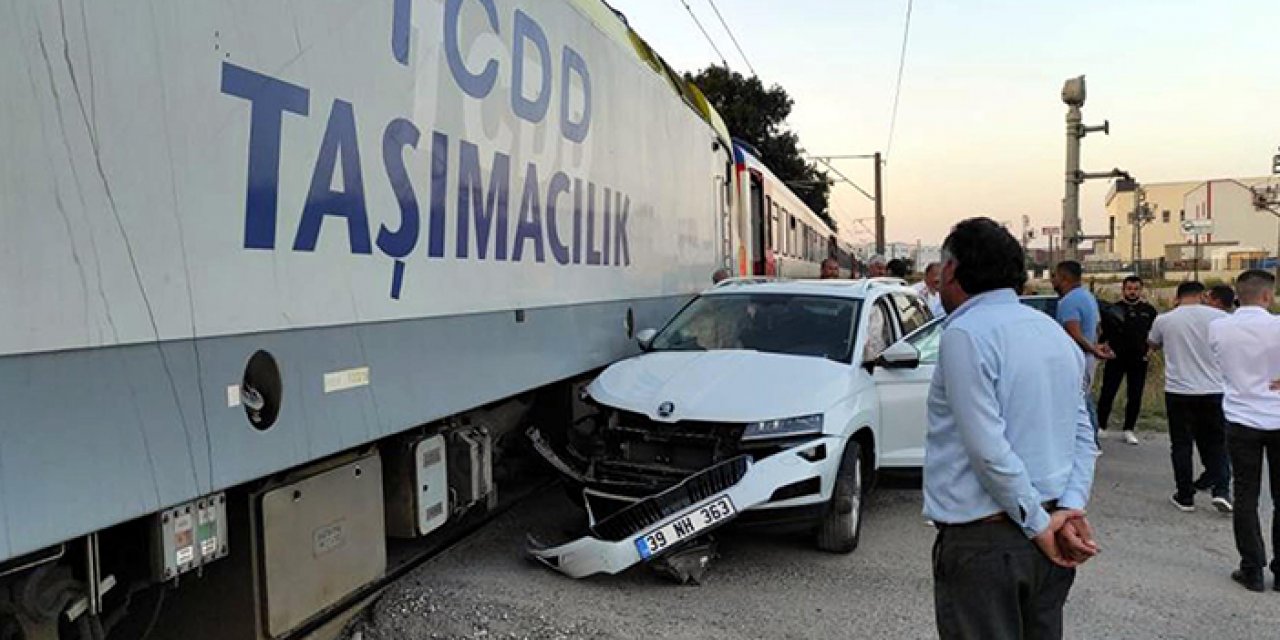 Yolcu trenine otomobil çarptı
