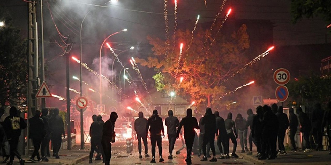 Fransa'da polislere havai fişeklerle saldırı