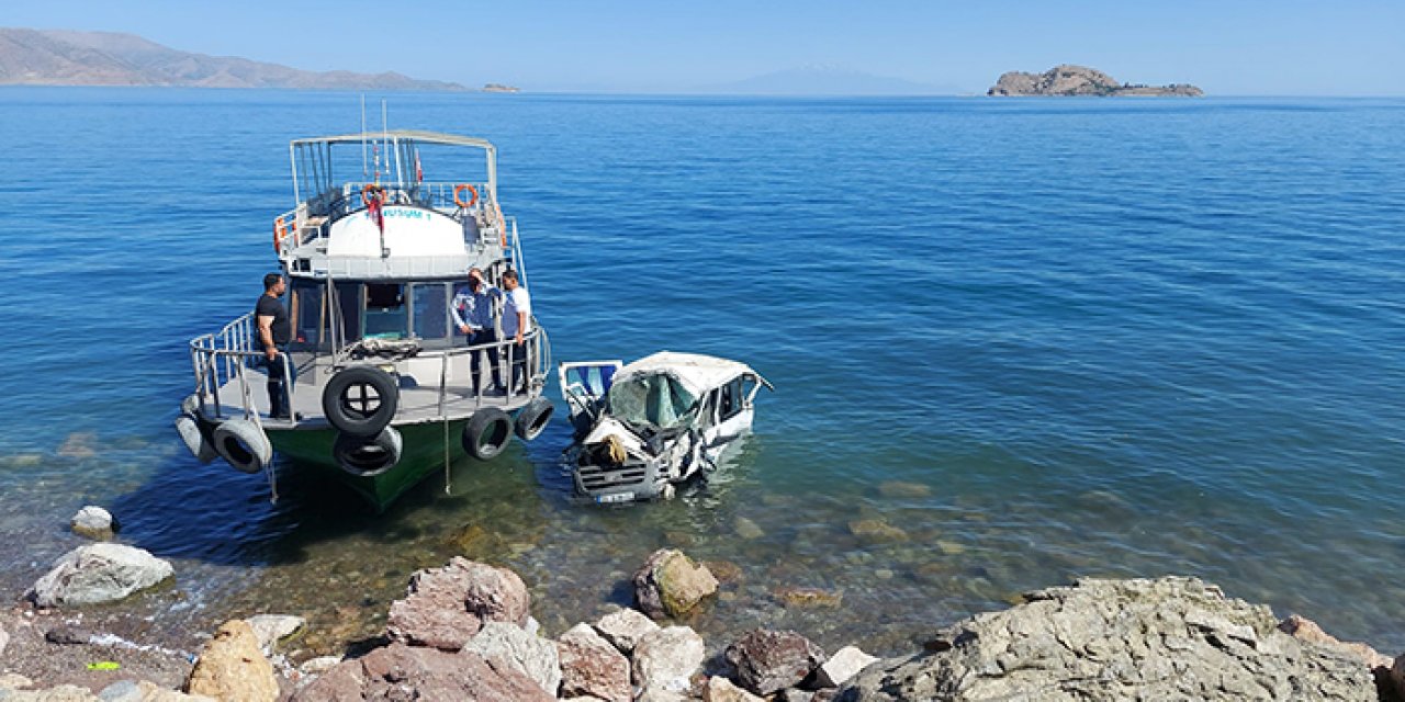 Minibüs göle uçtu: 1'i ağır 11 yaralı