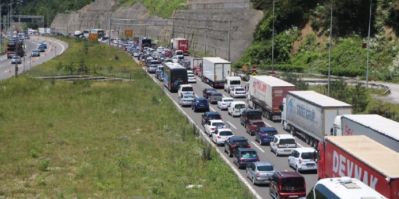 Tatil dönüşü kaza! Anadolu Otoyolu İstanbul yönü ulaşıma kapandı