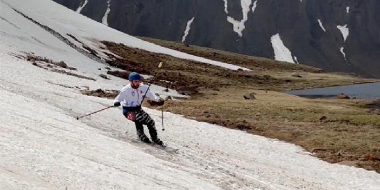 Motosikleti ile 3 bin rakıma çıktı kayak yaparak indi