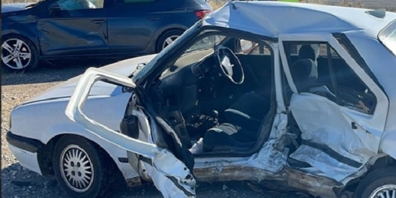 Kavşakta kaza: 1 ölü, 2 yaralı