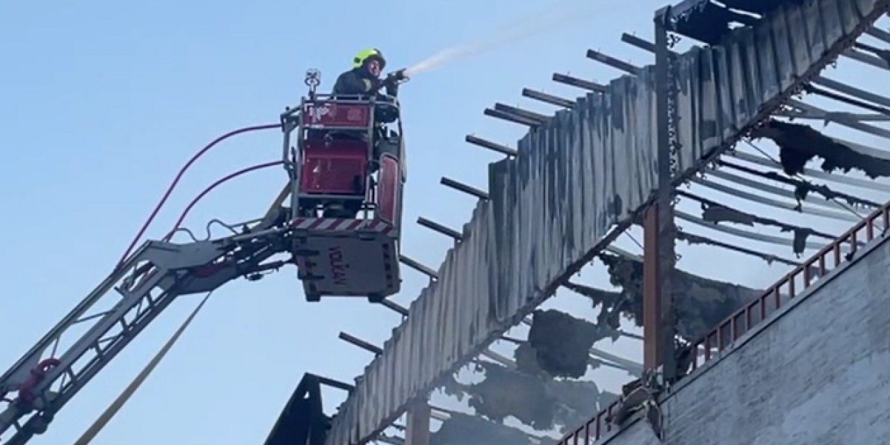 Bursa'da 3 katlı binanın çatısında korkutan yangın