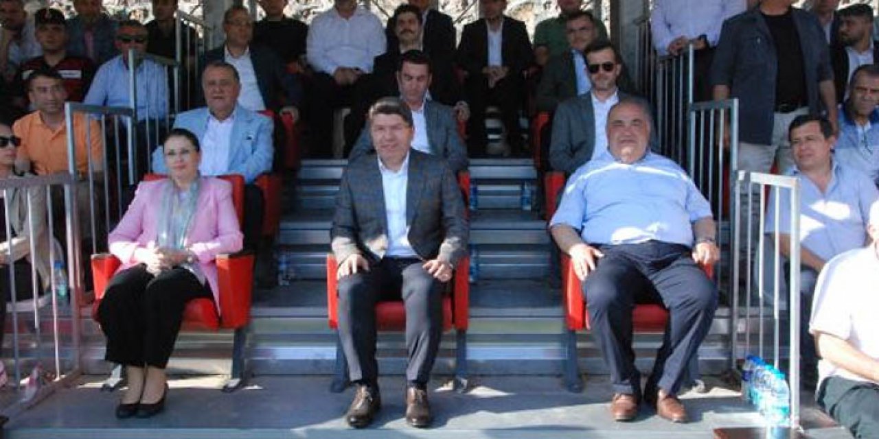 Bakan Tunç Başpehlivan İshak Çapaş’a kupasını verdi