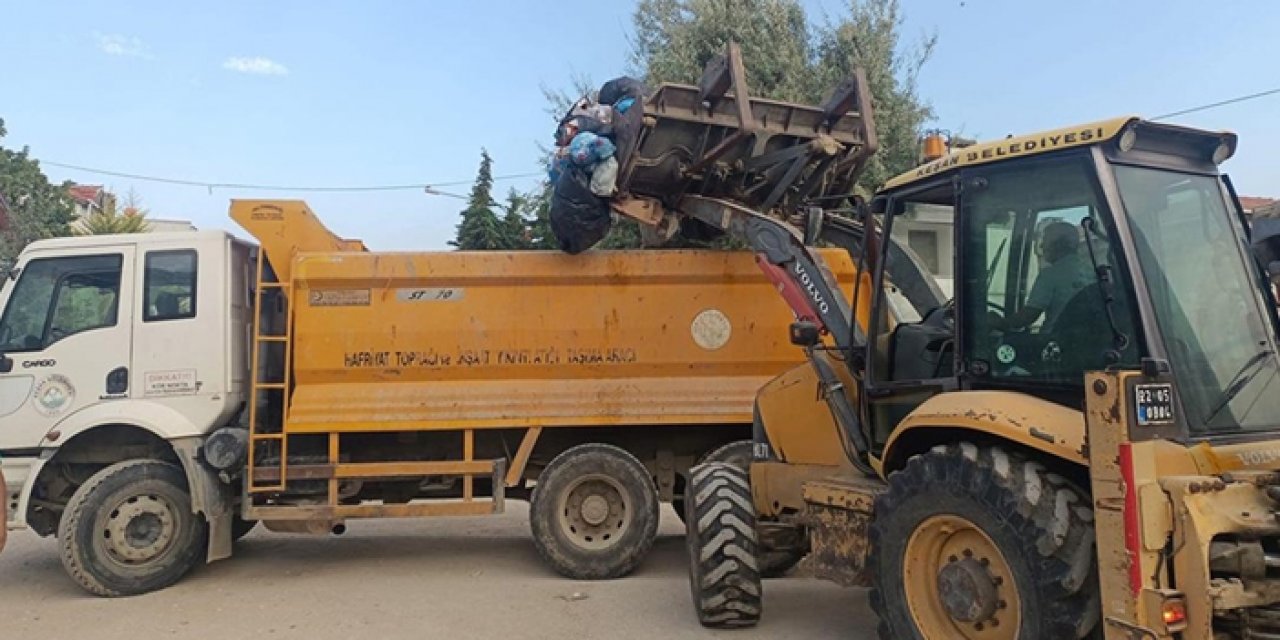 Sahillerden yüzlerce kamyon çöp toplandı