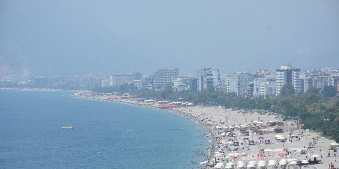 Antalya sahillerinde turist akını