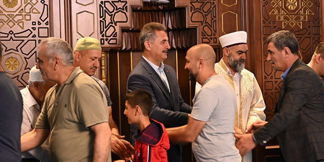 Mamak Belediye Başkanı Murat Köse vatandaşla bayramlaştı
