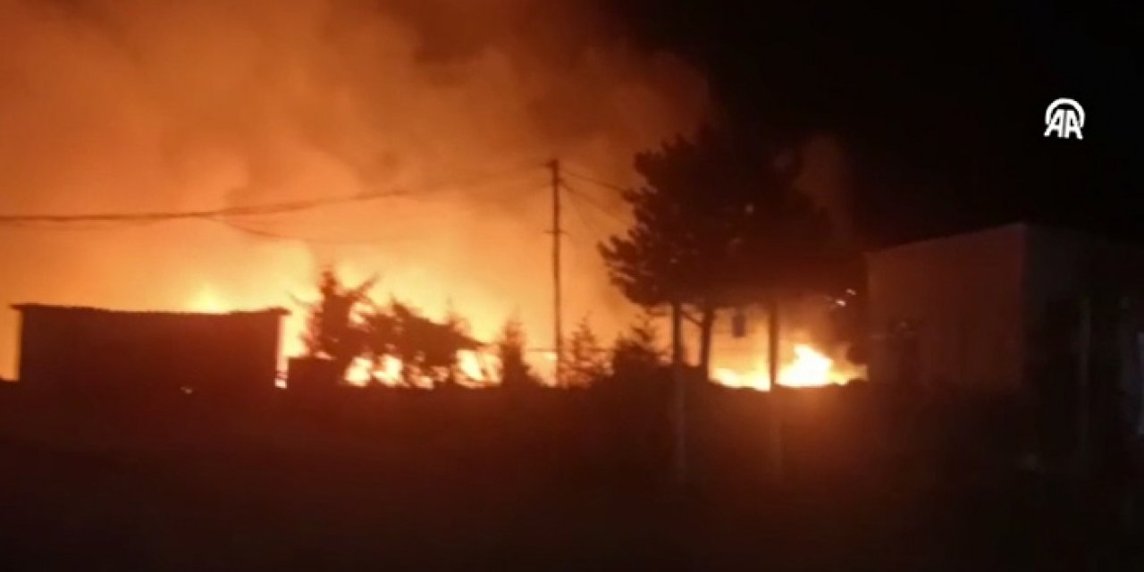 Araziye yıldırım düştü: Yangın geceyi aydınlattı