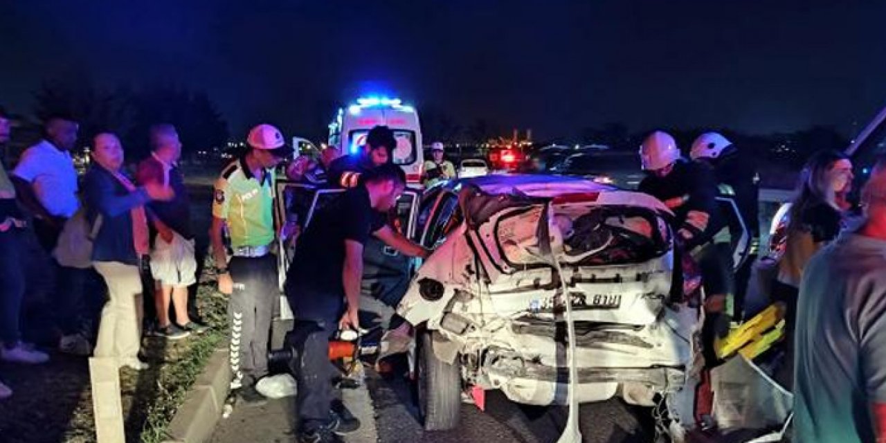 Işıkta bekleyen otomobile kamyon çarptı: 4 yaralı