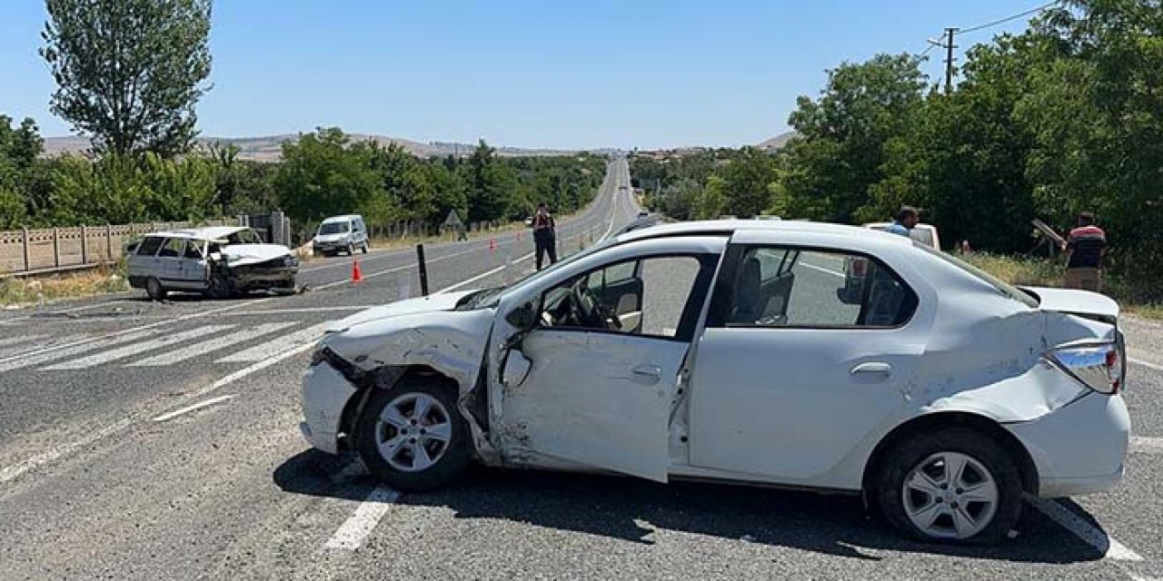 Elazığ’da 2 otomobil çarpıştı: 6 yaralı