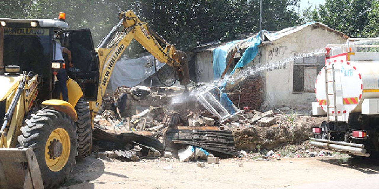 Yabancı uyrukluların kaldığı 5 gecekondu yıkıldı