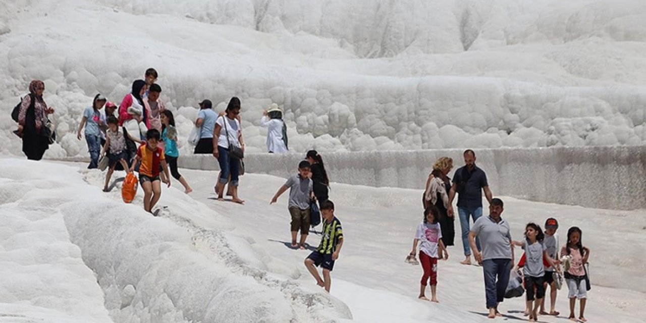 Pamukkale, yılın yarısında ziyaretçi akınına uğradı