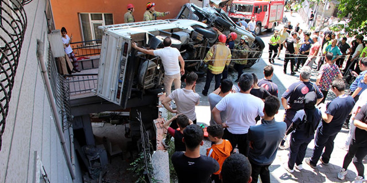 Freni boşalan kamyon dehşet saçtı