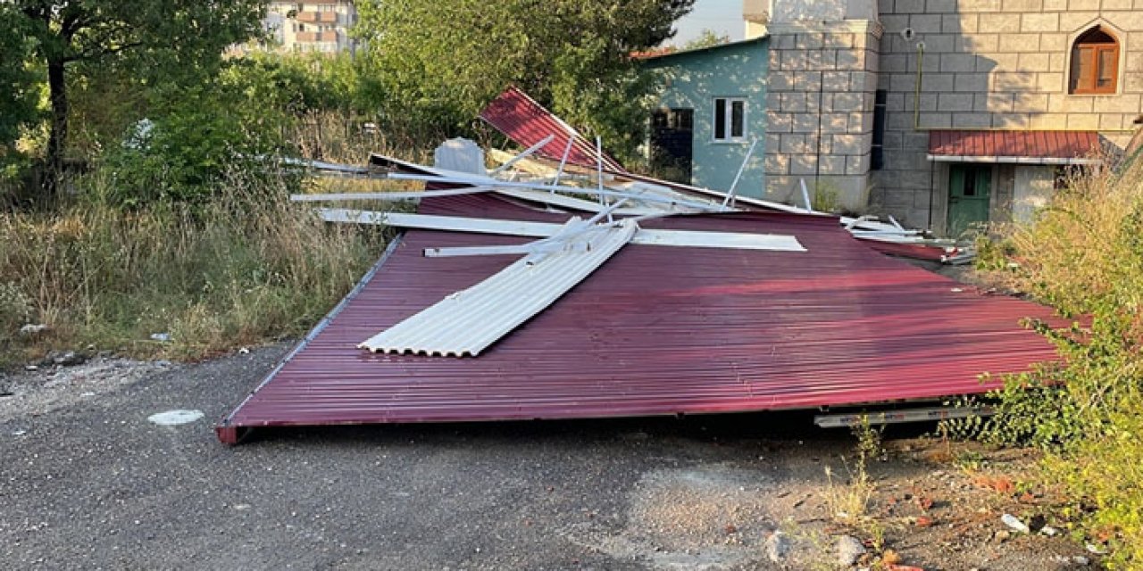 Şiddetli rüzgar çatıyı uçurdu