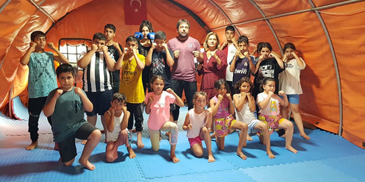 Deprem çadırında yakın dövüş sporları
