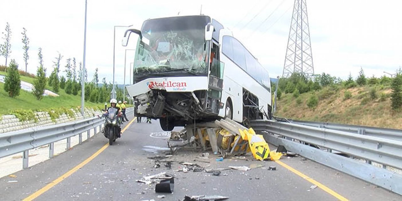 Otobüs bariyerlerde asılı kaldı