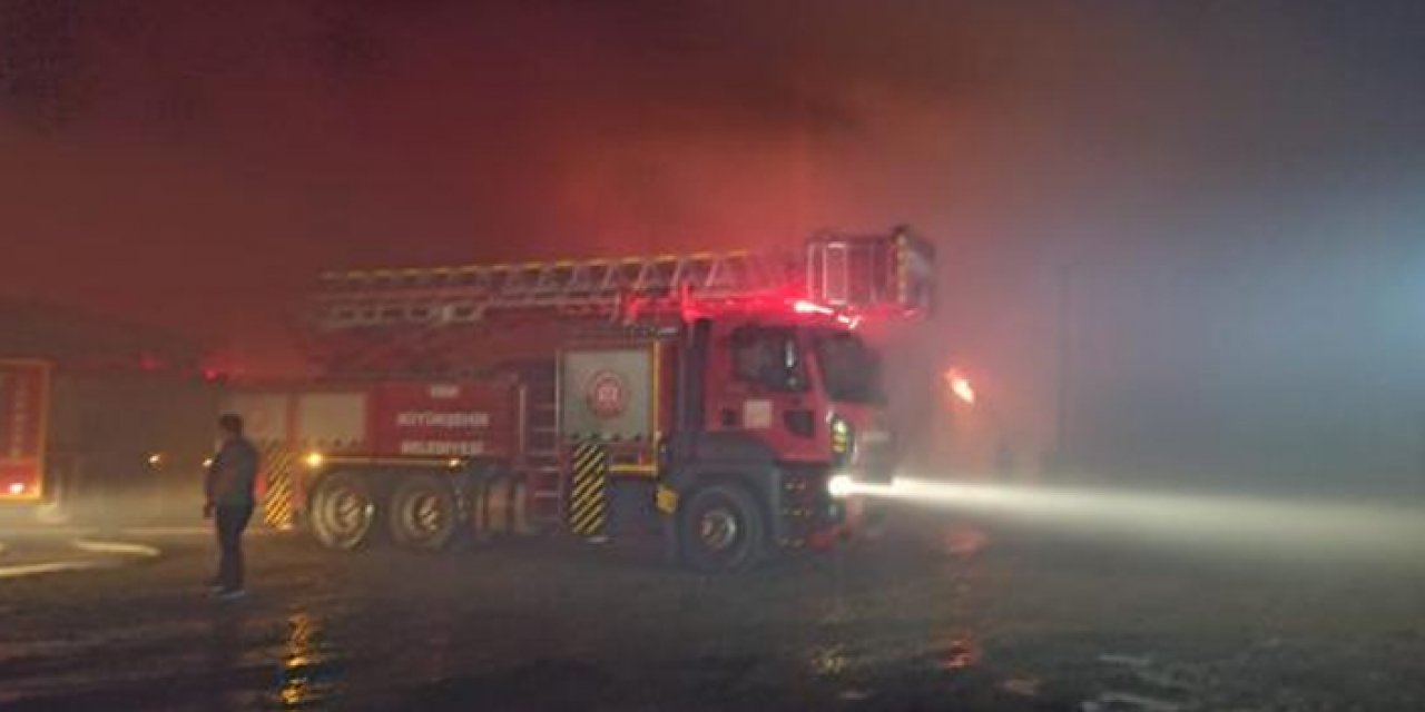 Van'da yangın: 11 itfaiye görevlisi dumandan etkilendi