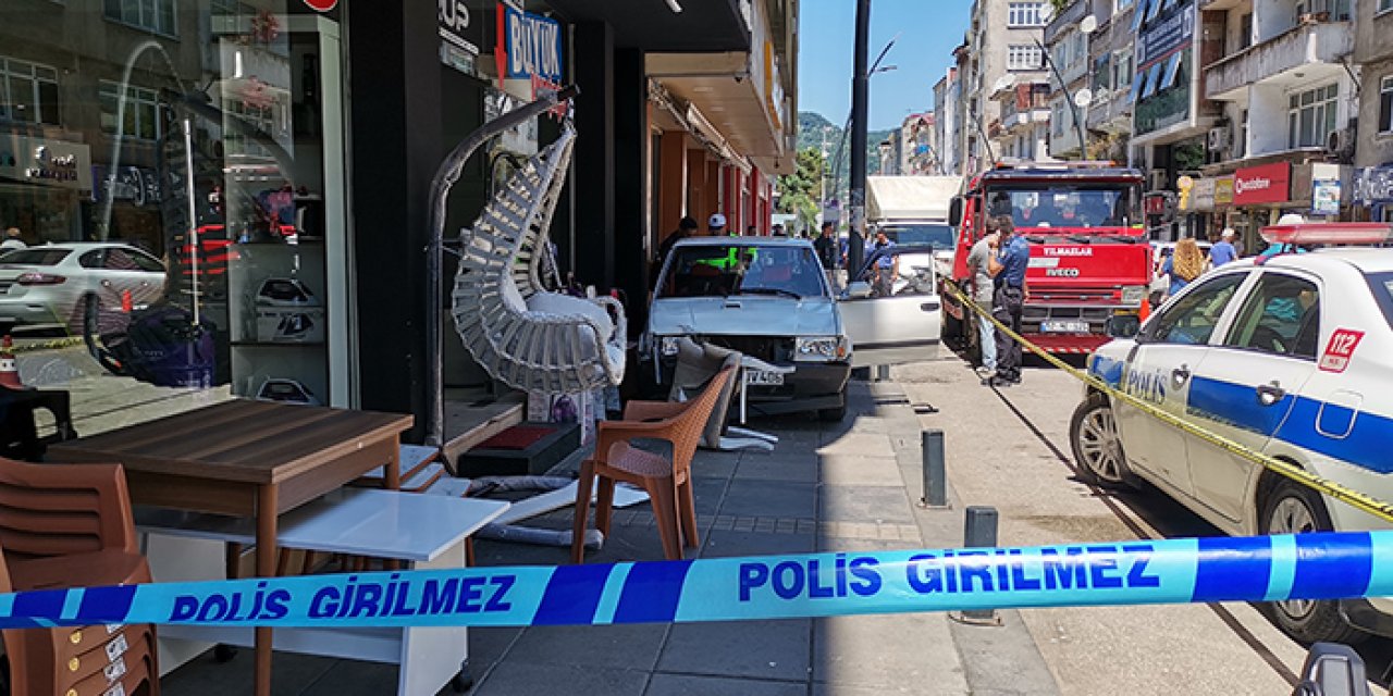 Otomobil kaldırıma daldı: 2 yaralı