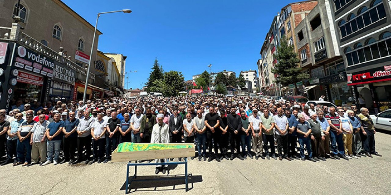 El freni çekilmeyen otomobilin altında kalarak yaşamını kaybetti