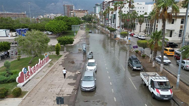 İskenderun'da sahil şeridi yine sular altında kaldı