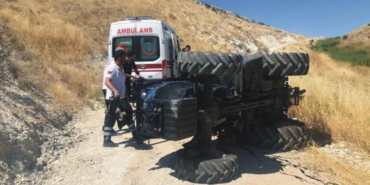 Traktörün altında kalan sürücü öldü diğer yolcu yaralandı