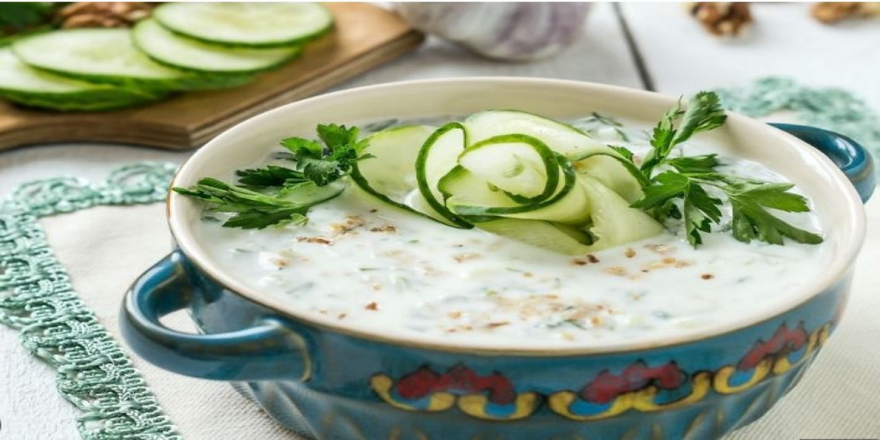 Yaz Aylarının Serinletici Lezzeti Sofraları Fethediyor: İşte Soğuk Çorba Tarifi