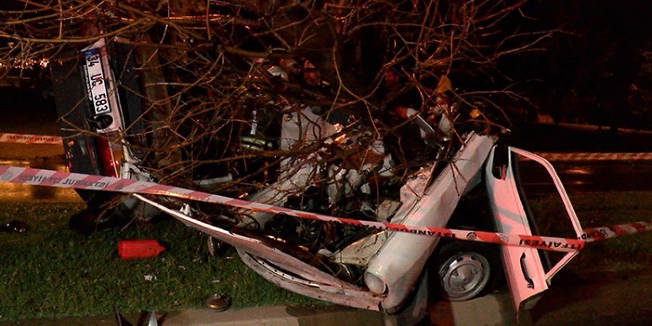 İstanbul’da feci kaza; otomobil ikiye bölündü