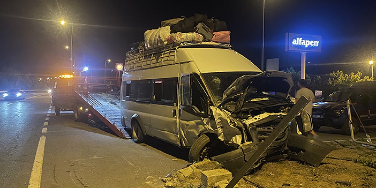Minibüs ile otomobil çarpıştı: 16 yaralı