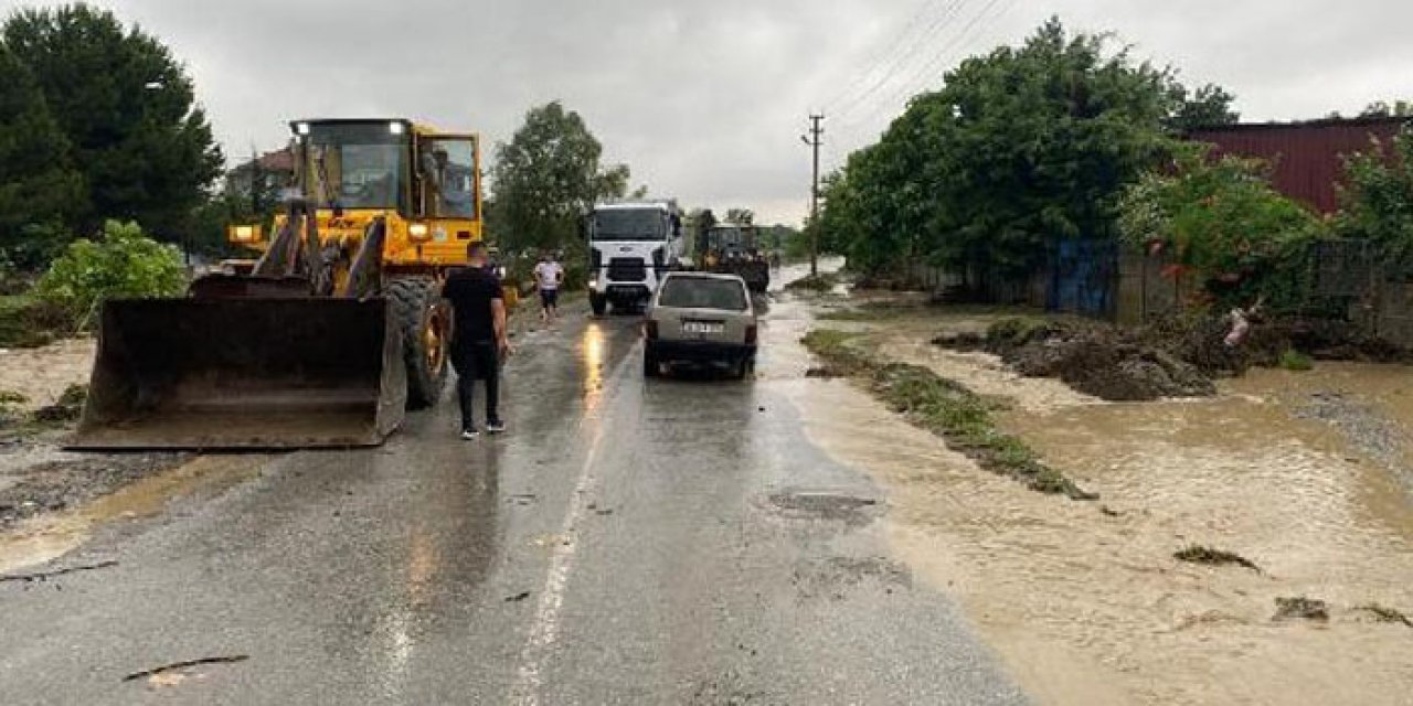 Sakarya'yı sağanak vurdu: Dereler taştı, yollar göle döndü