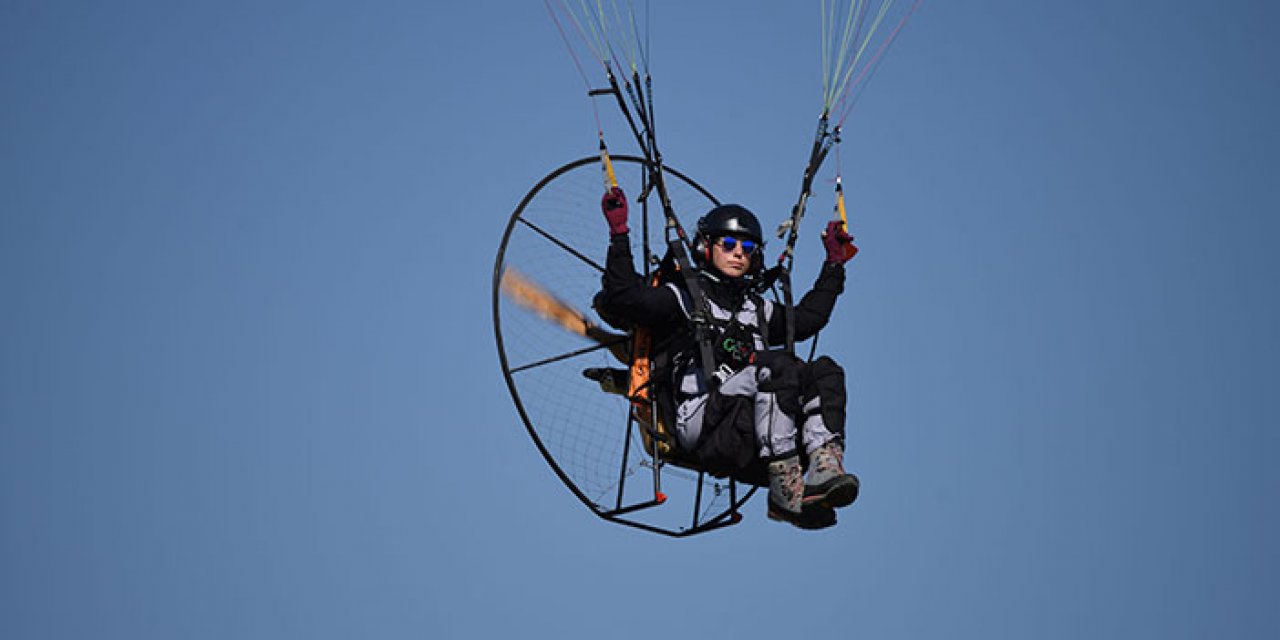 Adana’dan Mersin’e paramotor ile gitti