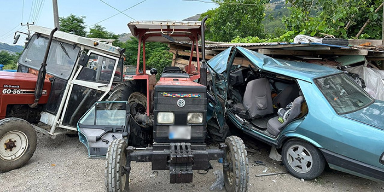 Kontrolden çıkan otomobil 2 traktöre çarptı sürücü yaralı