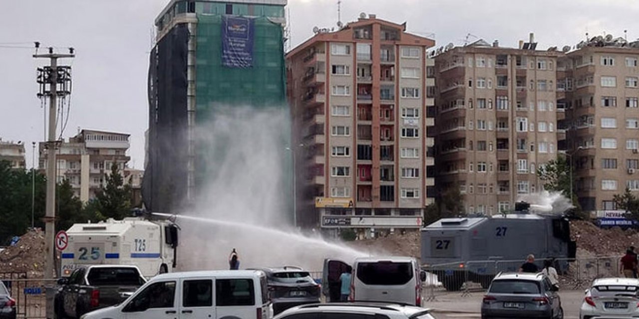 Depremde çöken binaları inceleyen heyete TOMA desteği