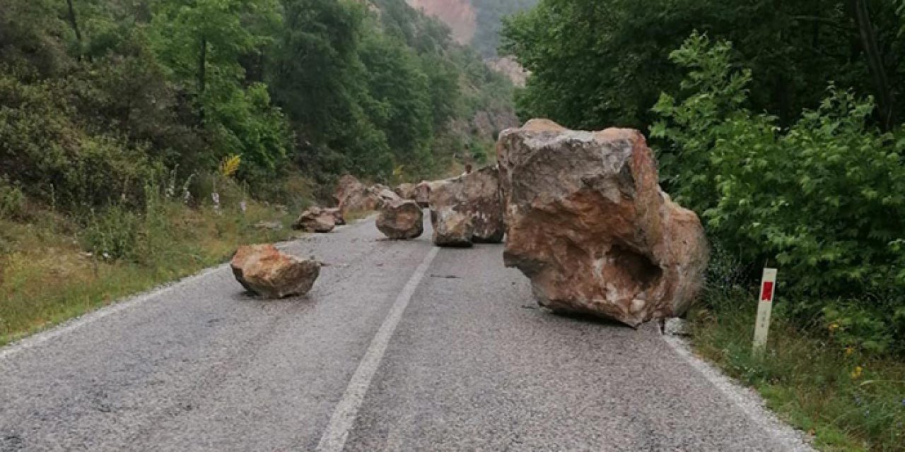 Kütahya'da kopan kayalar yola yuvarlandı