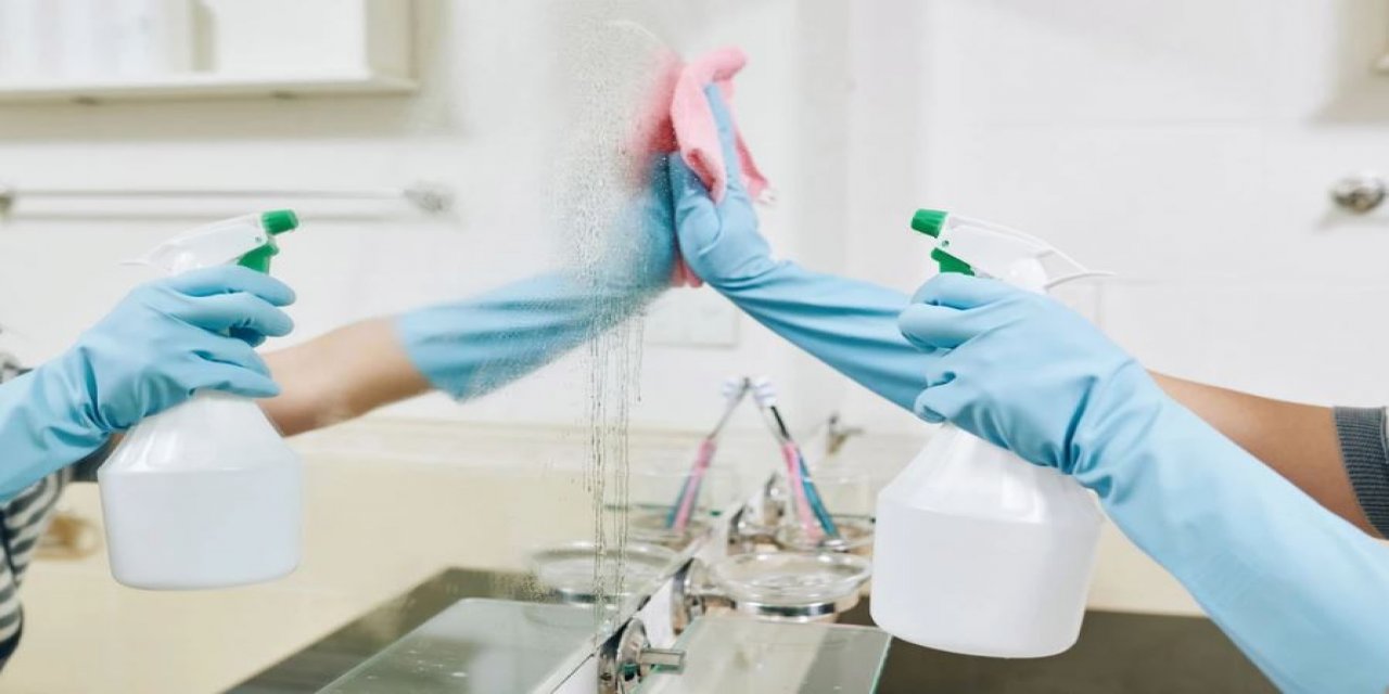 Ayna ve camların leke tutmasını engelleyen iksir karışım