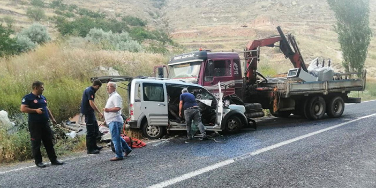 Kayseri'de otomobil ile kamyon çarpıştı: 1 ölü 1 yaralı