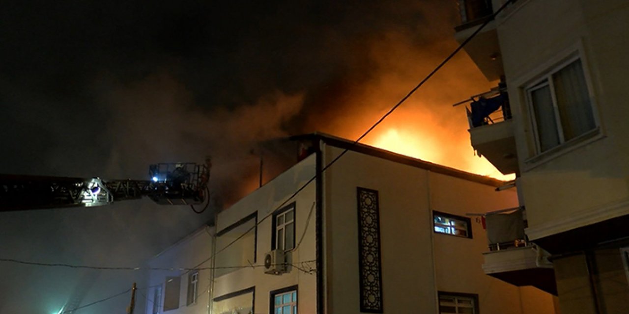 İstanbul'da 2 katlı binanın çatısında yangın