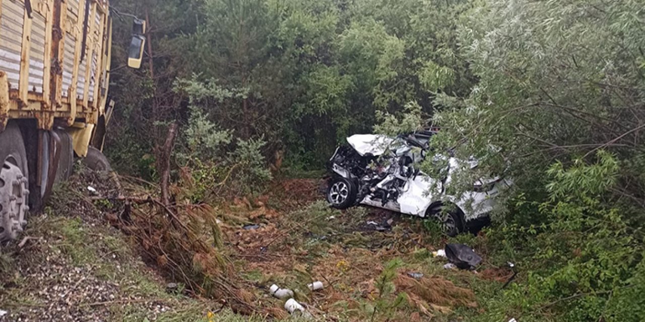 Tatile giderken kaza yaptılar: Anne baba öldü 3 çocuk yaralı