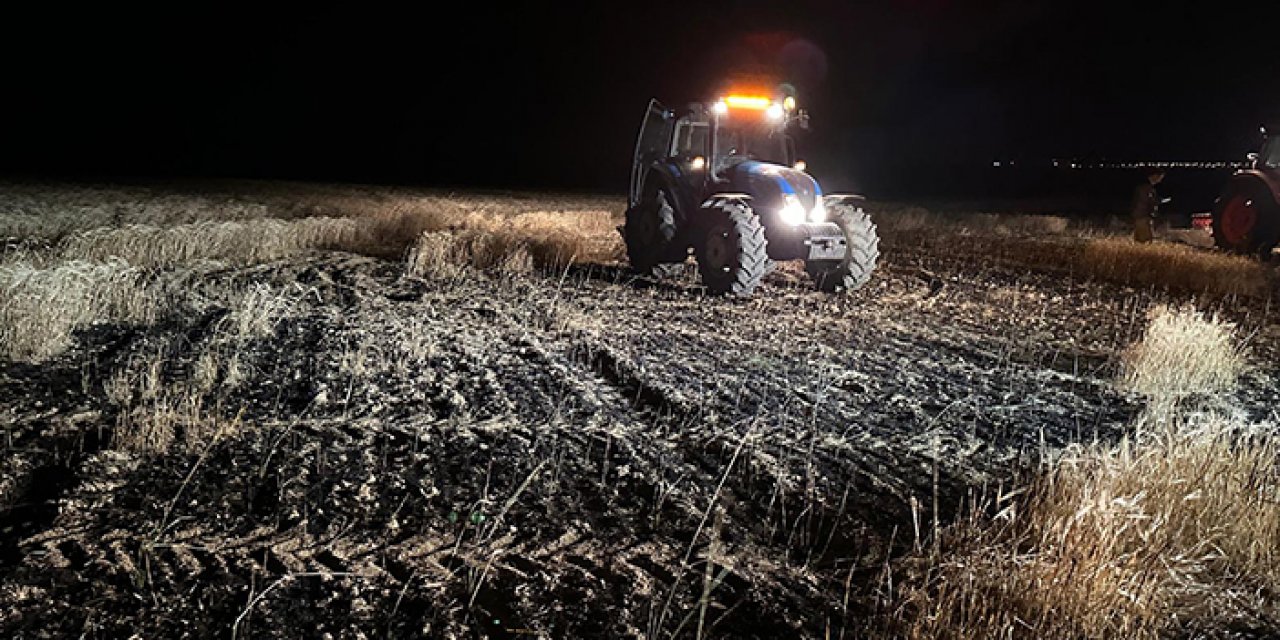 Arpa tarlası alev alev yandı