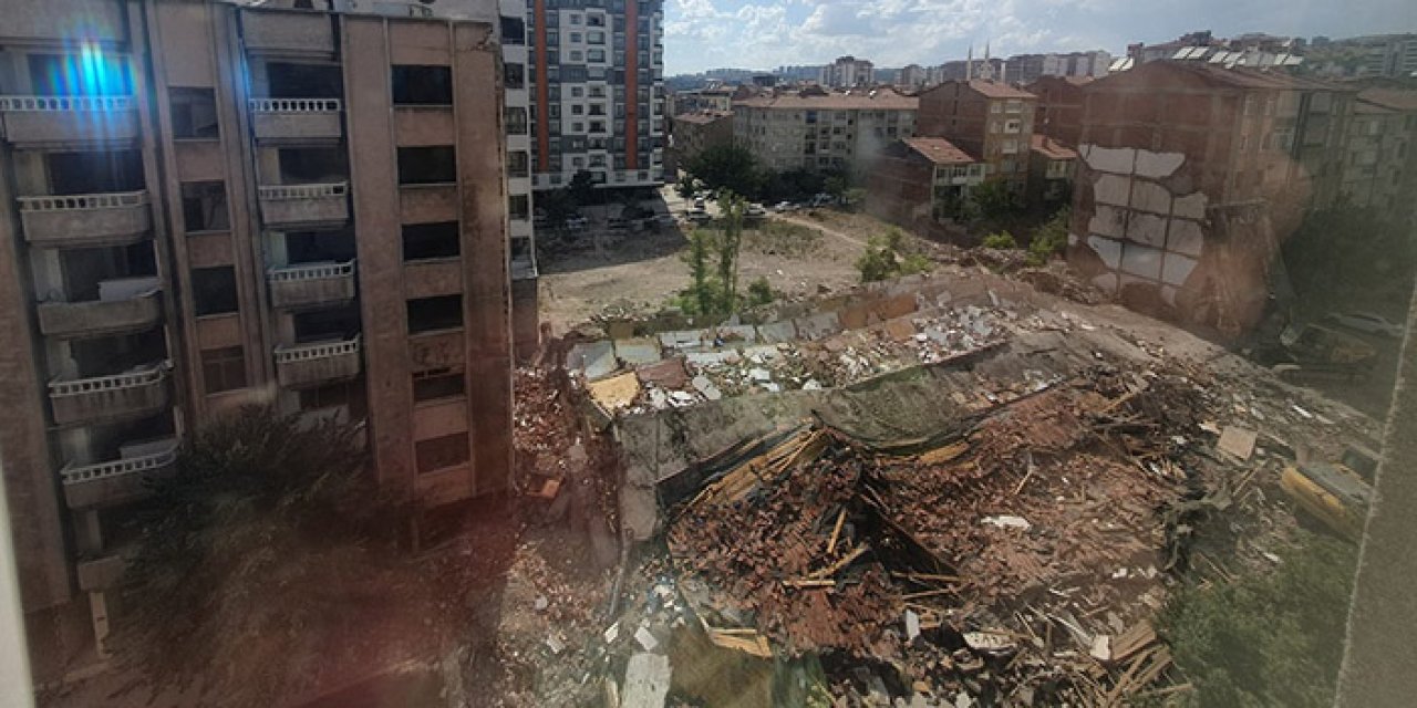 6 katlı bina kontrollü yıkım sırasında çöktü