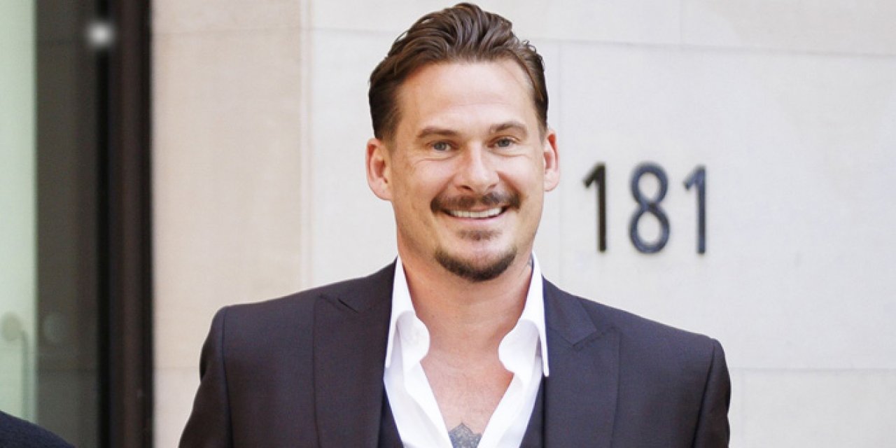 Ünlü İngiliz solist uçakta olay çıkardı