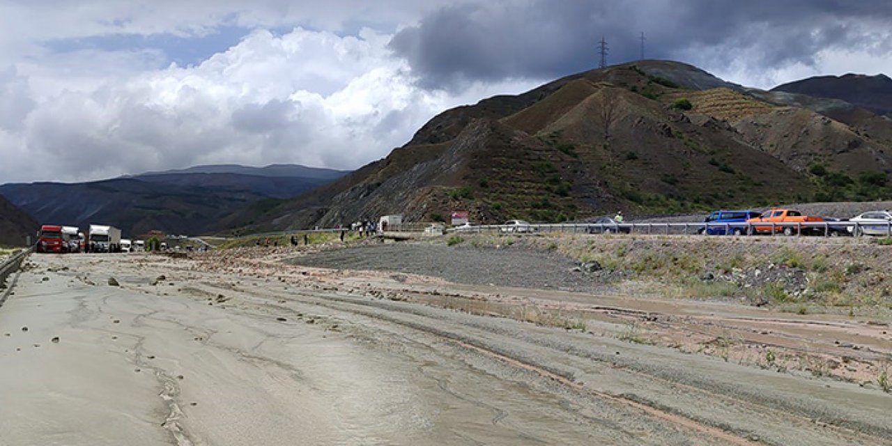 Çamurla kaplanan yol ulaşıma kapandı